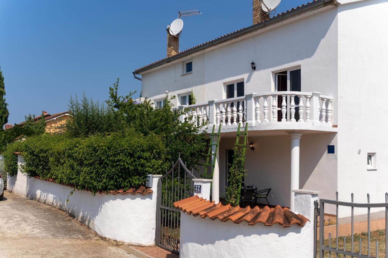 Apartments Oliva Πόρετς Εξωτερικό φωτογραφία